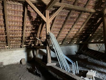 stavba B - podstrešje pred energetsko prenovo2